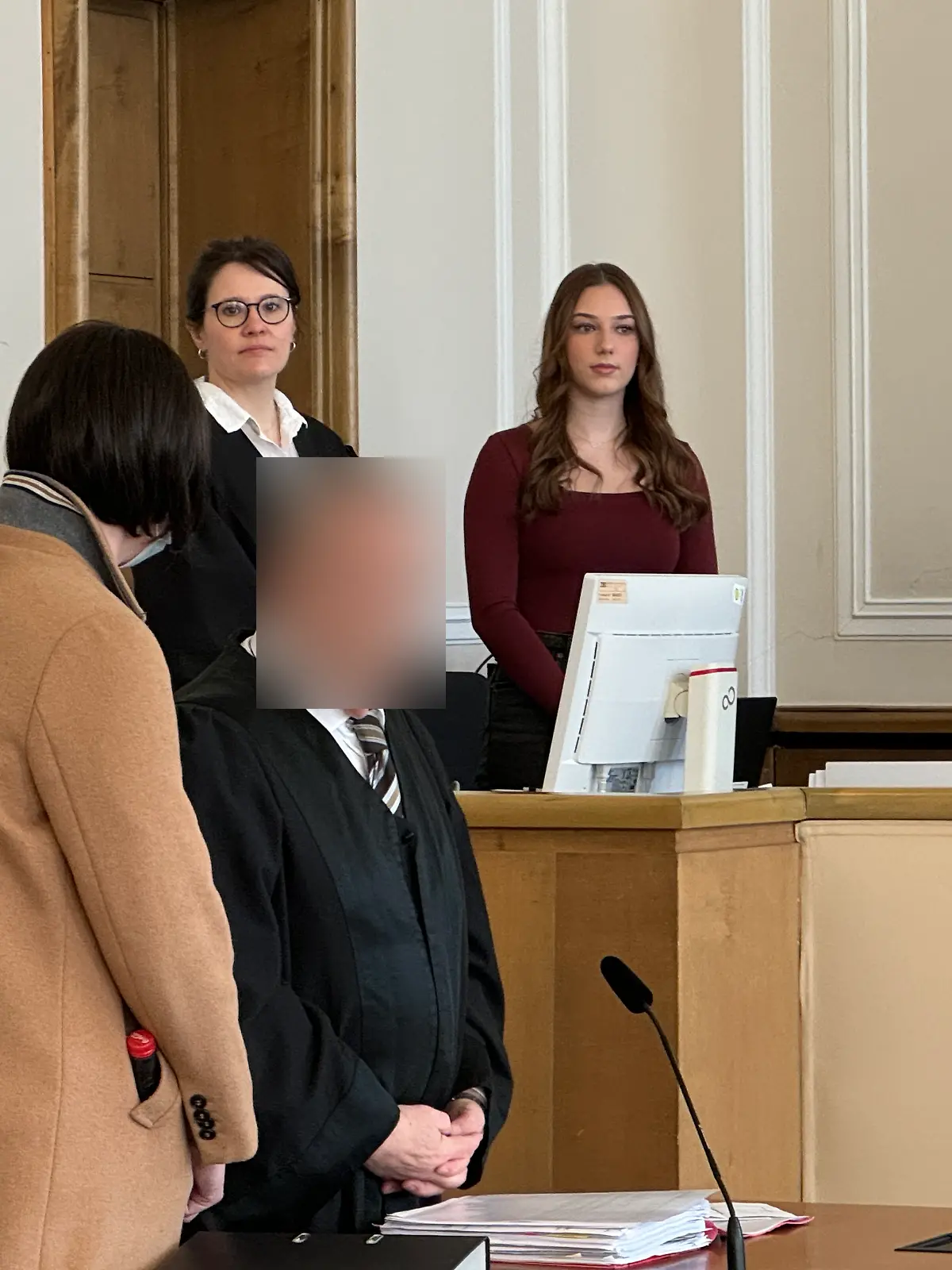 Bild zu: "Urteil: 21-Jährige gibt sich als Ärztin aus "