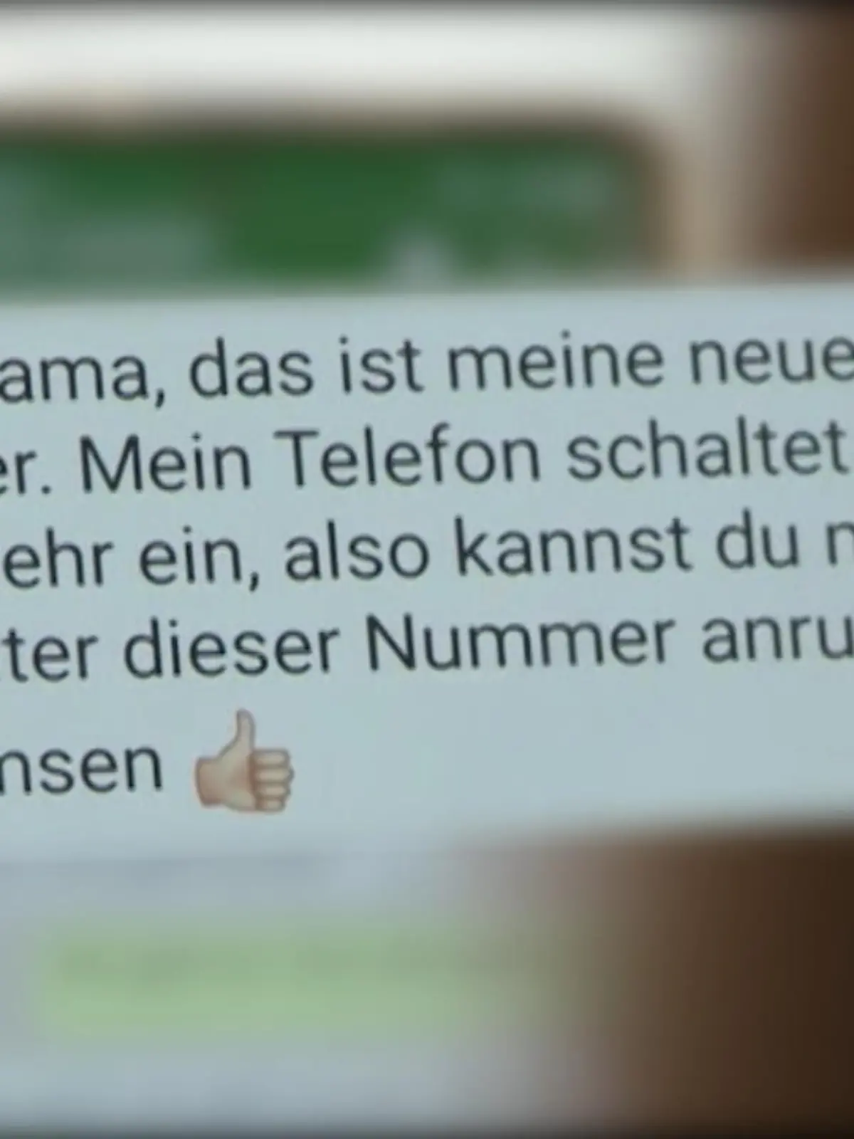 Vorsicht - auf WhatsApp kursiert eine neue Betrugsmasche: Eine unbekannte Person gibt sich mit einer neuen Nummer als jemand anderes aus - und möchte den Betroffenen eine Menge Geld abzocken. Die Polizei warnt, gar nicht erst auf diese Nummern zu reagieren.