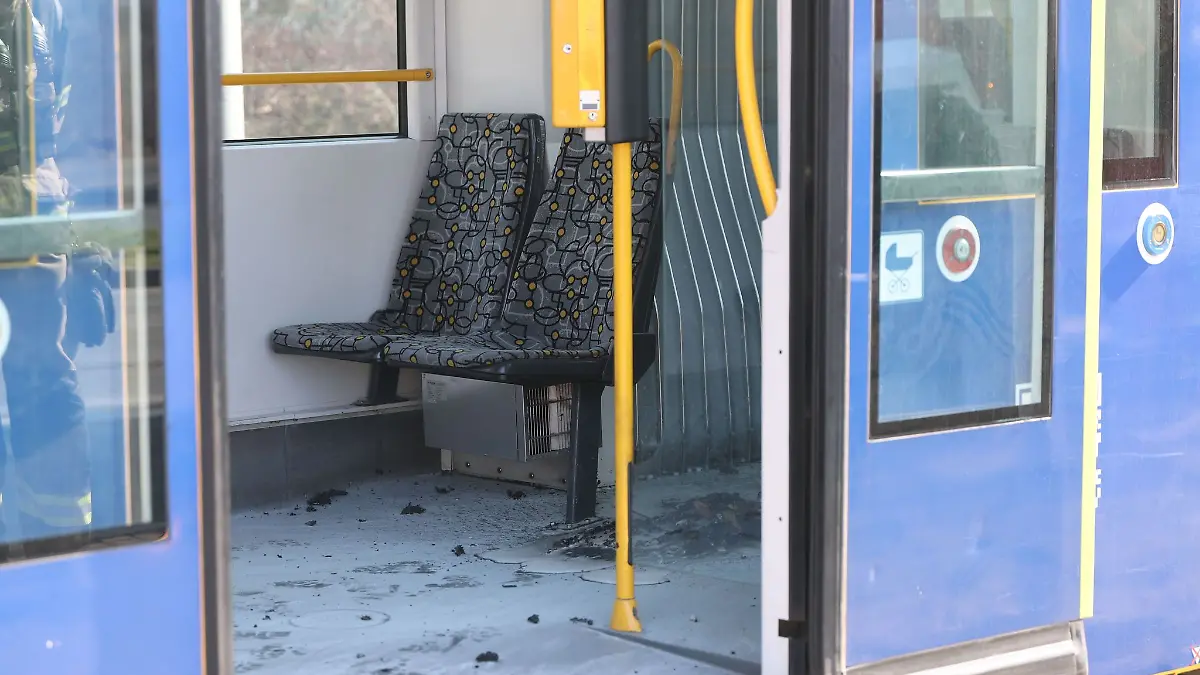 In der fahrenden Straßenbahn soll der tatverdächtige Ehemann des Opfers die Frau mit einer brennbaren Flüssigkeit überschüttet und dann angezündet haben.