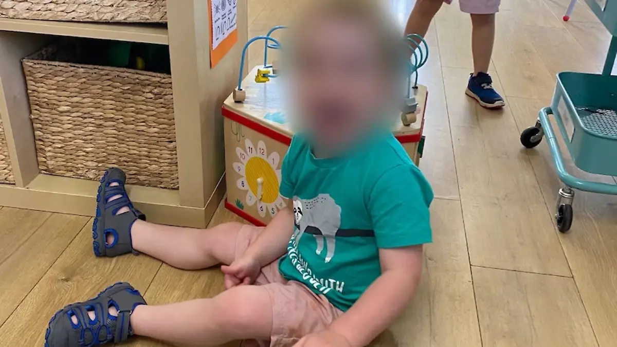 Janes Sohn auf einem Foto, das ihr 2021 von der Kindertagesstätte geschickt worden ist.