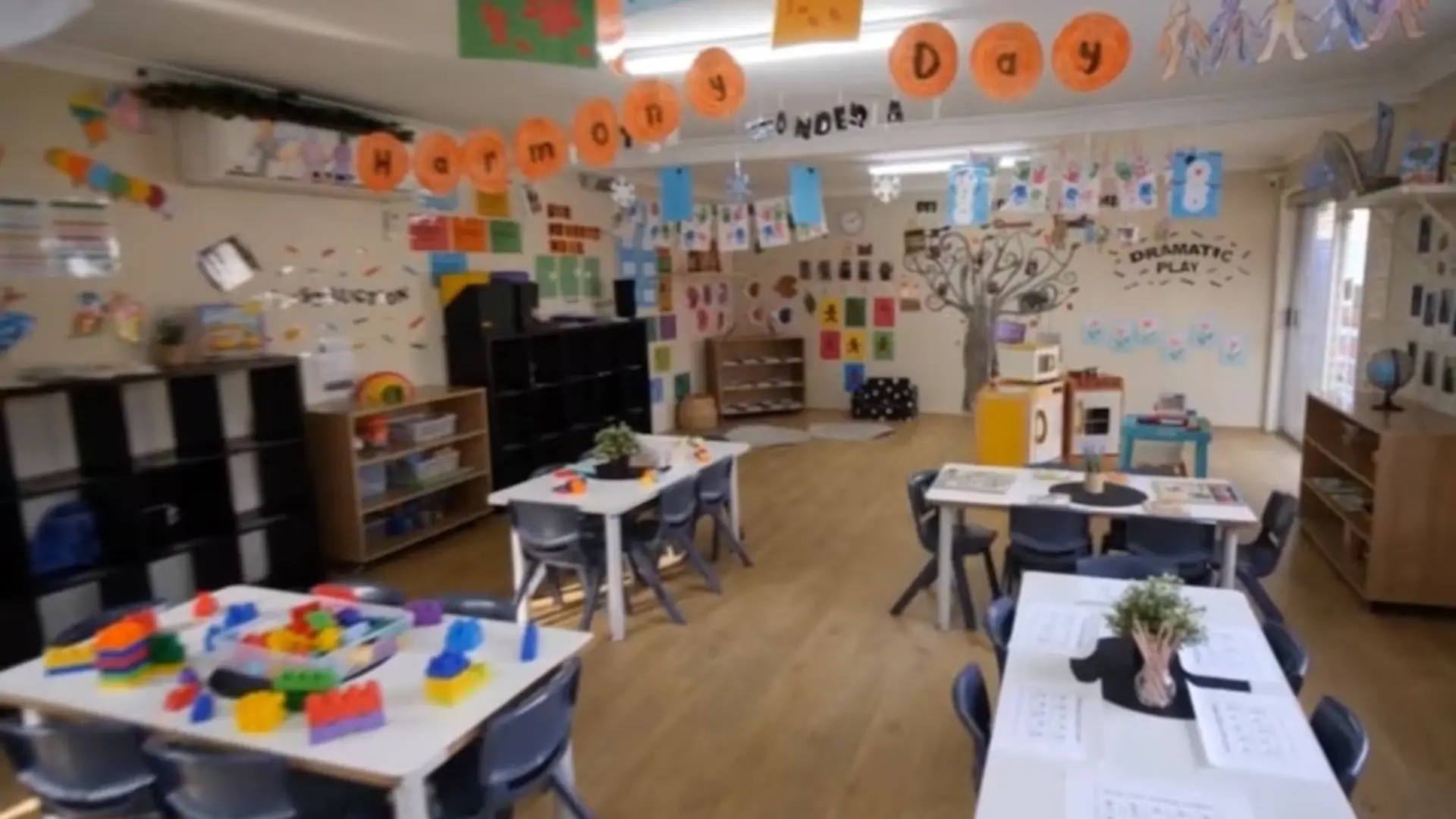 Eine der Kinderbetreuungseinrichtungen von Jumpstart, gezeigt in einem Werbevideo.