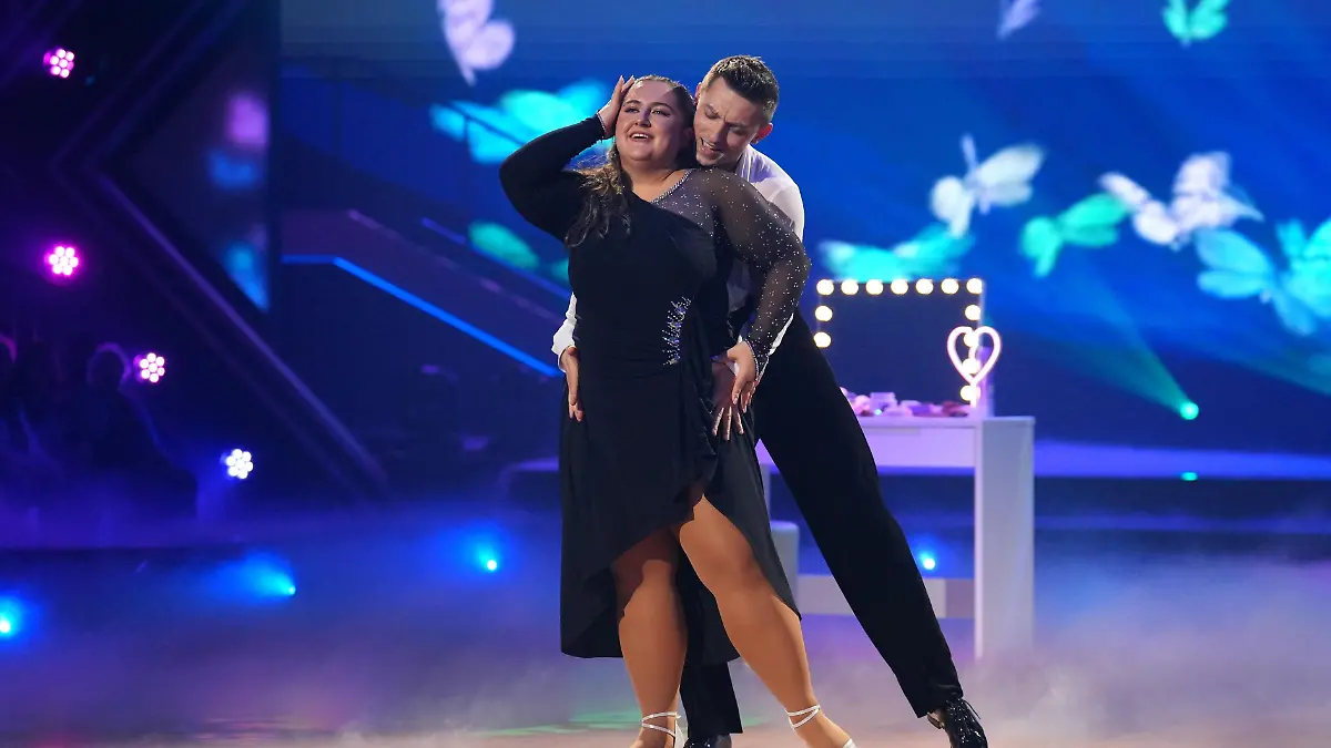 selfiesandra und Zsolt Sándor Cseke tanzen Rumba.
+++ Die Verwendung des sendungsbezogenen Materials ist nur mit dem Hinweis und Verlinkung auf RTL+ gestattet. +++