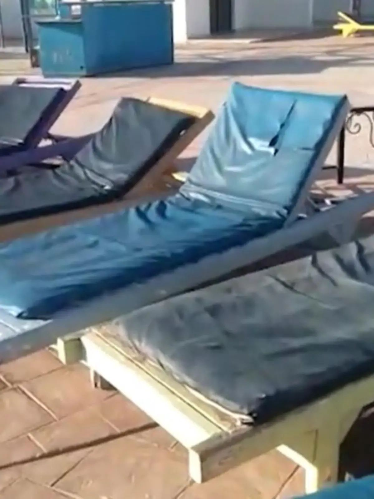 Wenn eine lange gebuchte Reise zum Albtraum wird: Statt der versprochenen Ruhe gibt es Baulärm, statt einer schönen Aussicht nur Müll, so weit das Auge reicht und statt dem Wohlfühlen spüren die Urlauber nur Ekel.