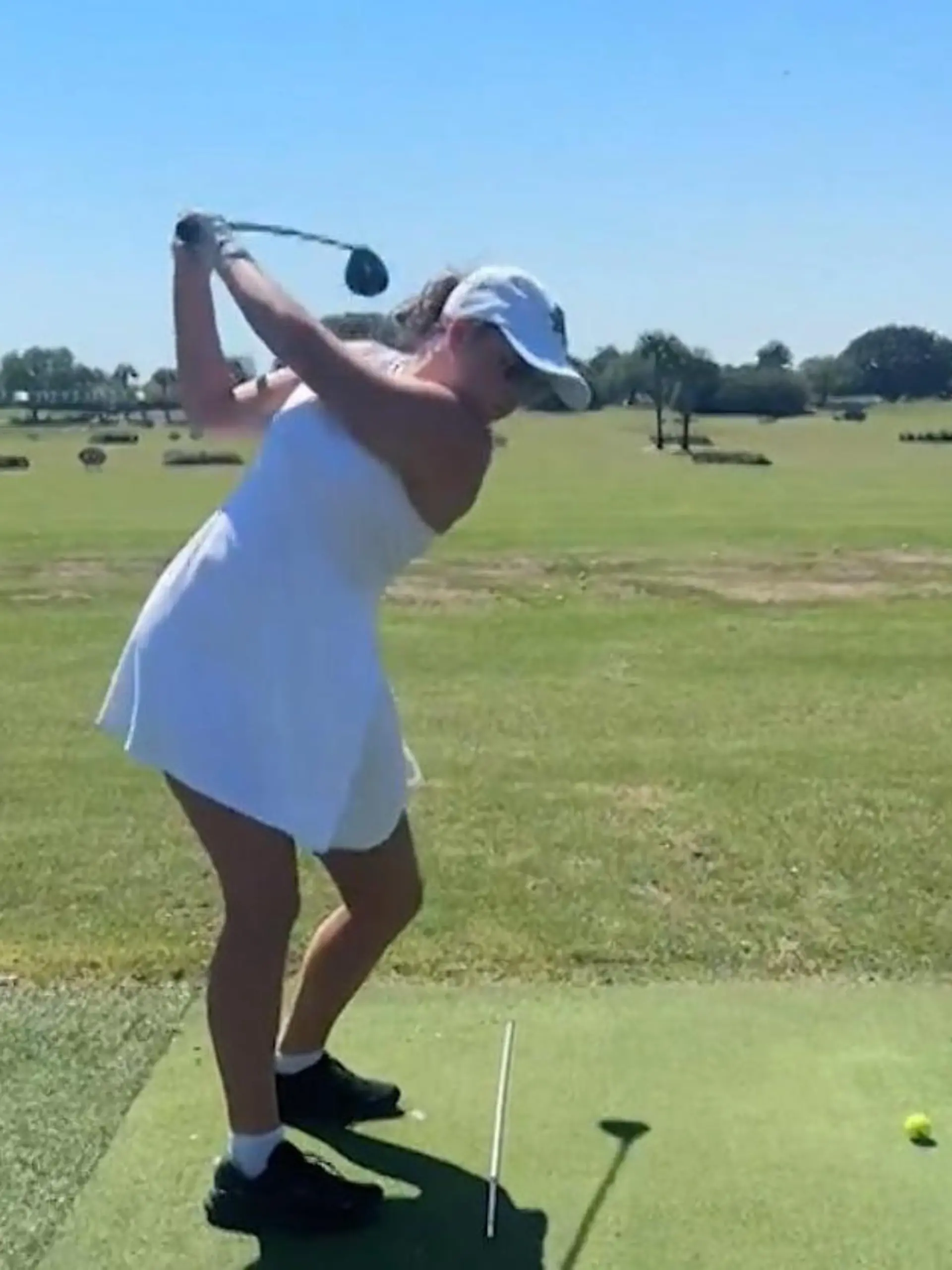 Bild zu: "Piepmatz in One! Golferin schämt sich für DIESEN Abschlag"