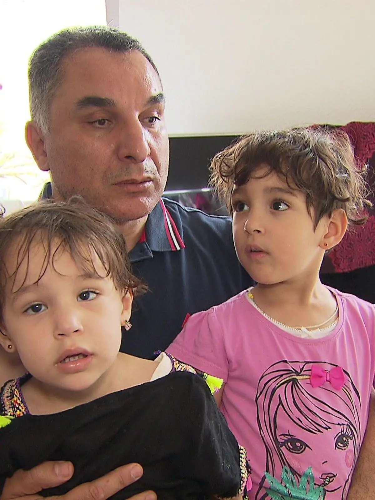 Ein Haus ohne Haustür: Abderrahim Bouzaidi lebt in Angst um seine ebenfalls sehbehinderter Töchter.