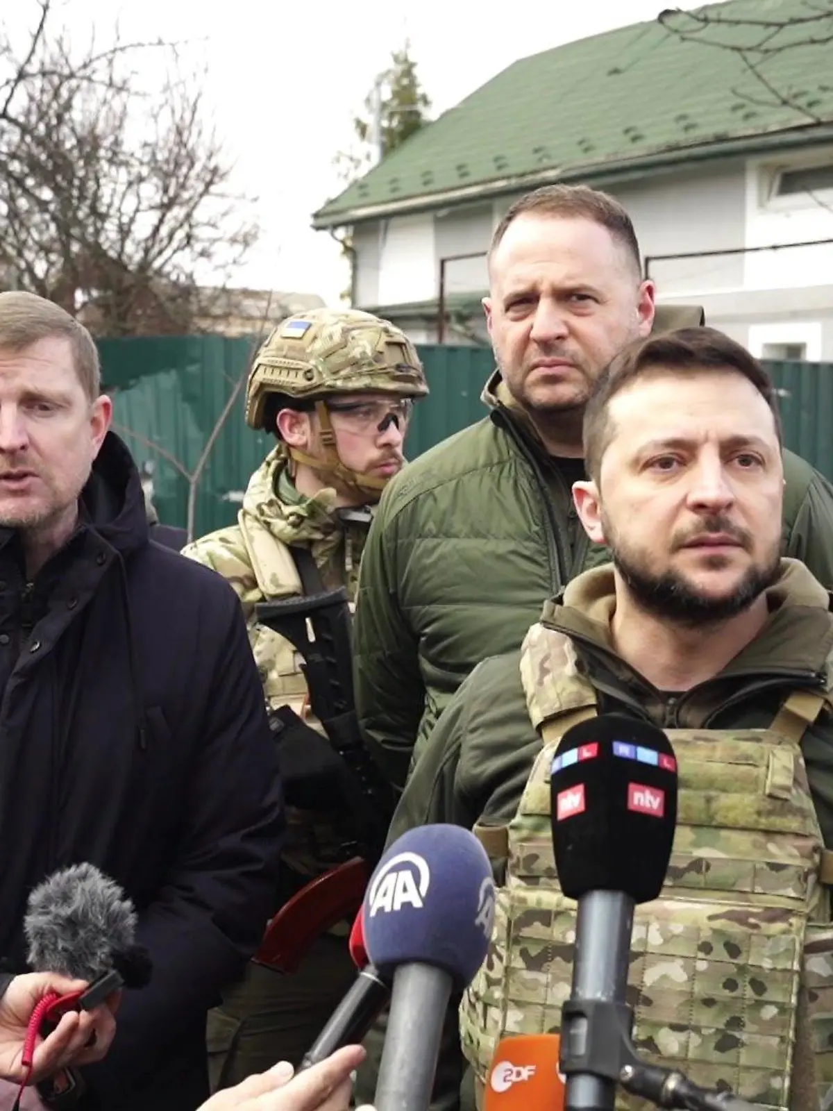 Wolodymyr Selenskyj besucht Butscha.