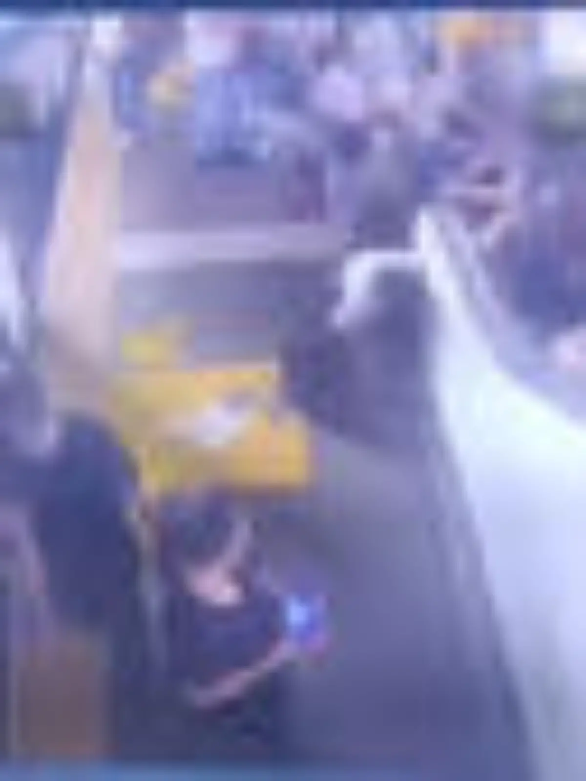 Bild zu: "Total-Ausfall führt zu Horror-Sturz! Passanten verletzten sich auf Rolltreppe"