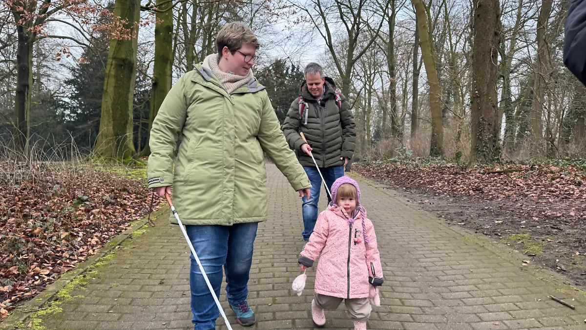 Nur die kleine Paula kann richtig sehen. Zusammen meistert die Familie den Alltag.