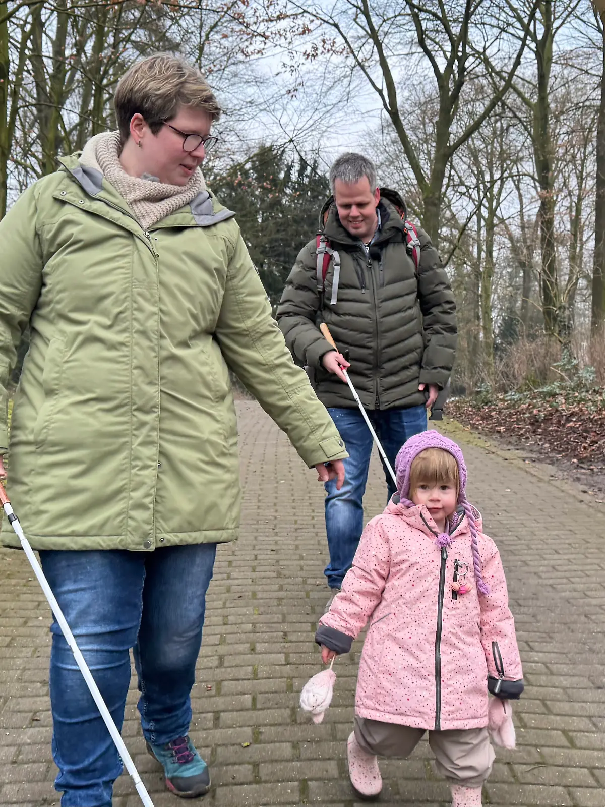 Nur die kleine Paula kann richtig sehen. Zusammen meistert die Familie den Alltag.