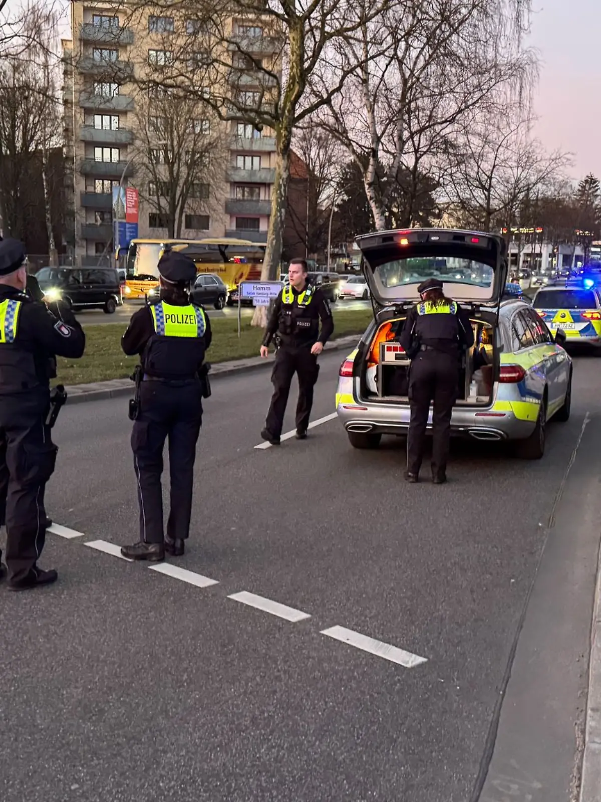 Bild zu: "Autofahrer schleift Polizisten meterweit mit – Suche nach Täter beendet"