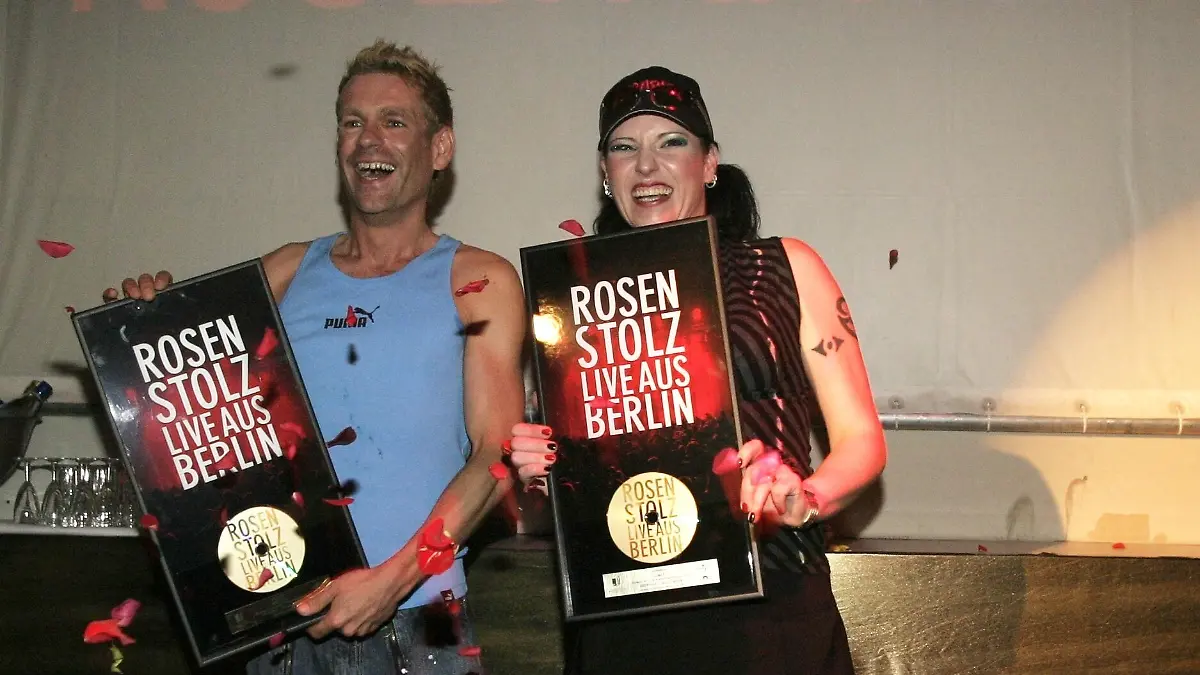 Rosenstolz: Nach ihrem Auftritt in der Wuhlheide bekamen AnNa und Peter für ihre Alben „Herz”, „Macht Liebe” und „Live aus Berlin” Goldene und Platin-Schallplatten