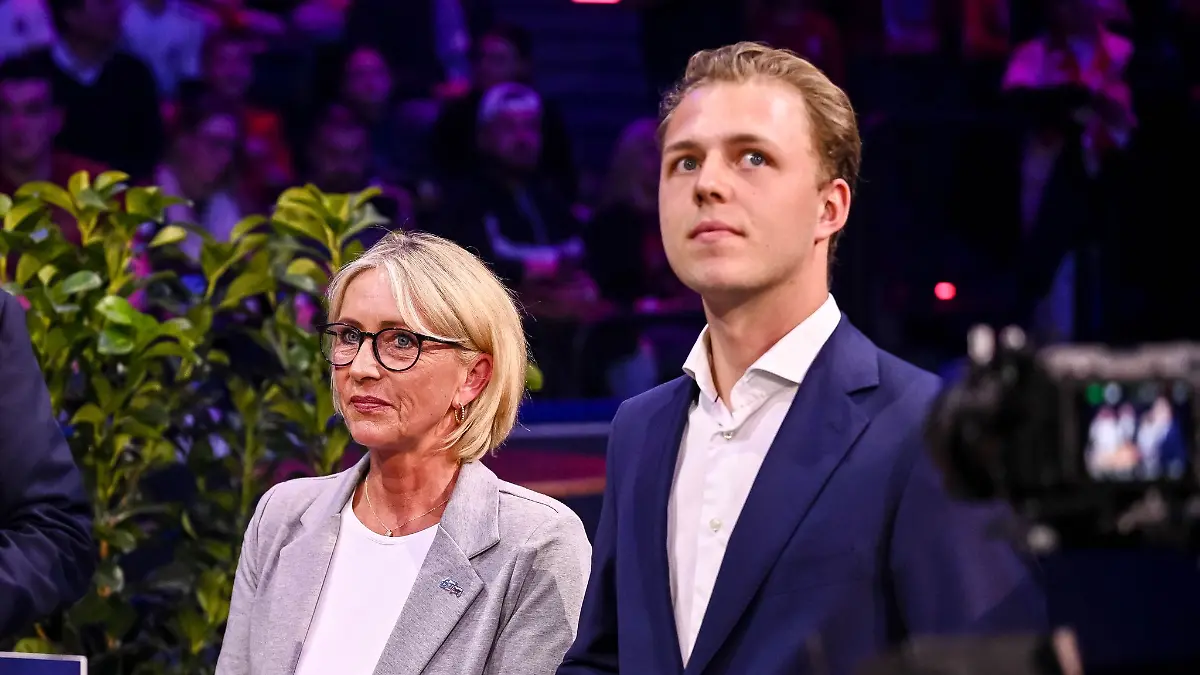 Witwe Heidi Beckenbauer und Sohn Joel sorgten für einen emotionalen Moment in der Halle.