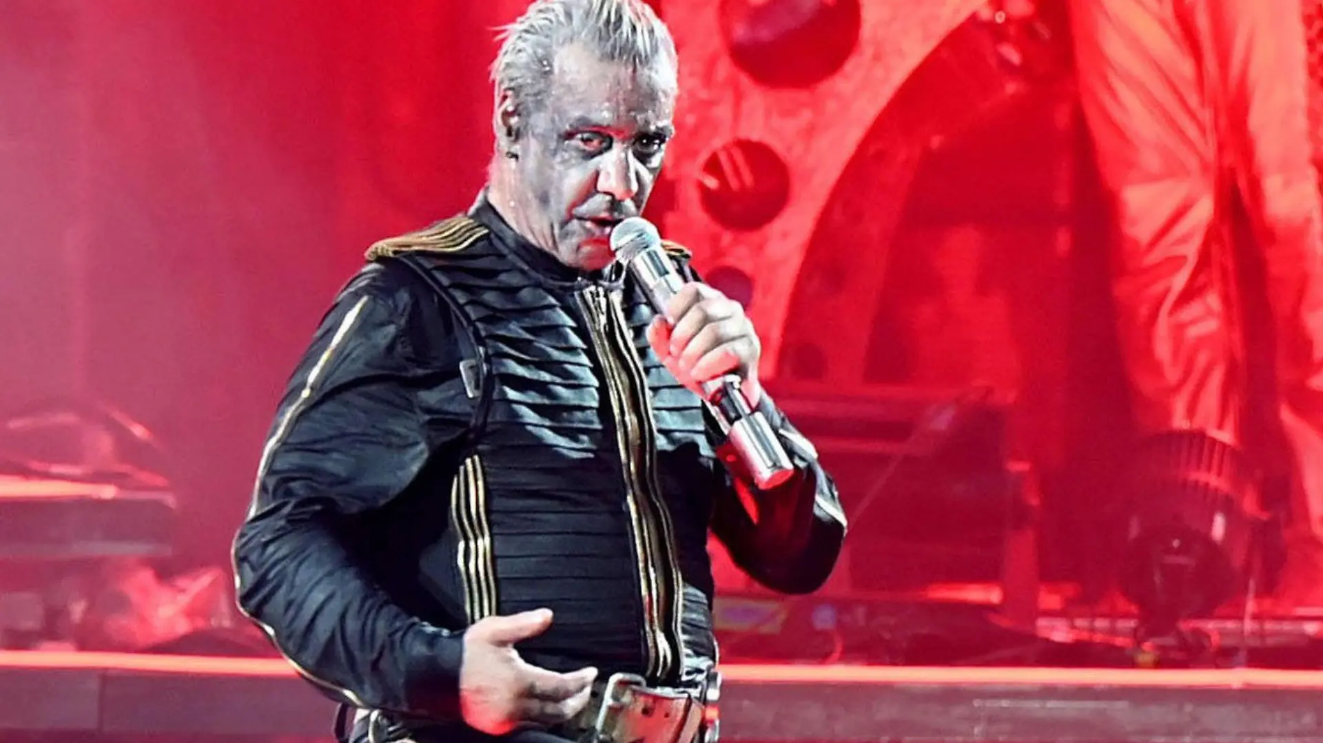 ARCHIV - 18.06.2022, Nordrhein-Westfalen, Düsseldorf: Till Lindemann, Frontsänger der Band Rammstein, steht im Rahmen der Deutschland-Tournee mit dem Album «Zeit» auf der Bühne. Lindemann weist Vorwürfe gegen ihn zurück. Seine Interessen lässt der 60-Jährige nun anwaltlich vertreten. Das gaben die Berliner Rechtsanwalte Bergmann und Schertz am 08.06.2023 bekannt.  (zu dpa "Rammstein-Sänger Lindemann lässt Vorwürfe zurückweisen") Foto: Malte Krudewig/dpa +++ dpa-Bildfunk +++