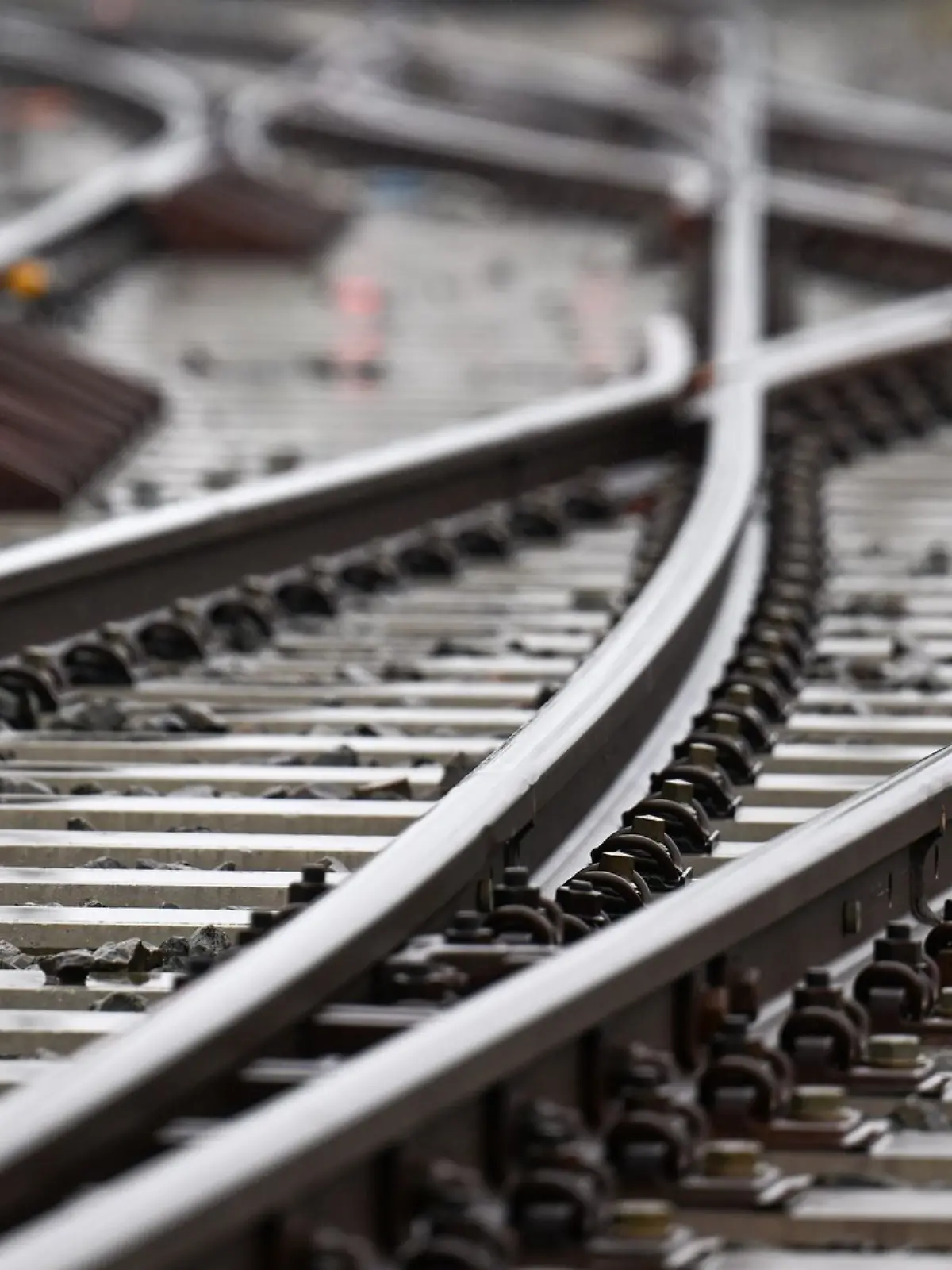 Bild zu: "Ärger für Pendler! Entgleiste Lok bringt Bahnfahrplan durcheinander"