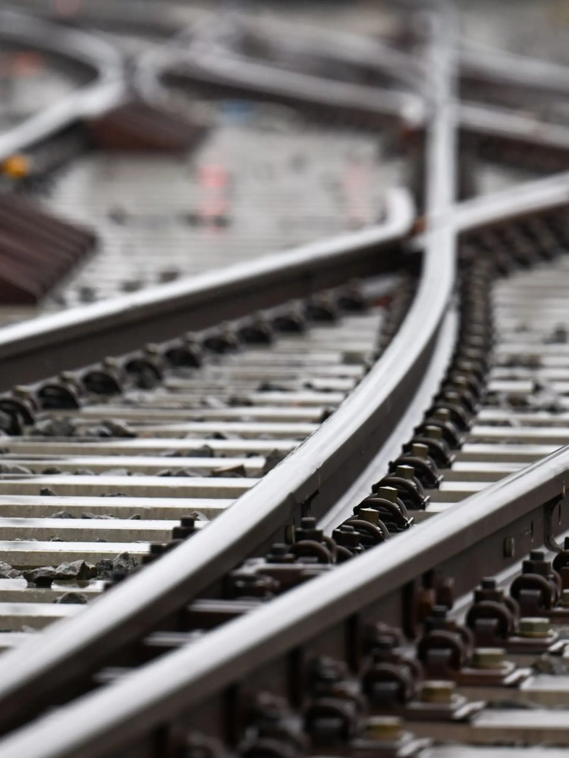 Bild zu: "Ärger für Pendler! Entgleiste Lok bringt Bahnfahrplan durcheinander"