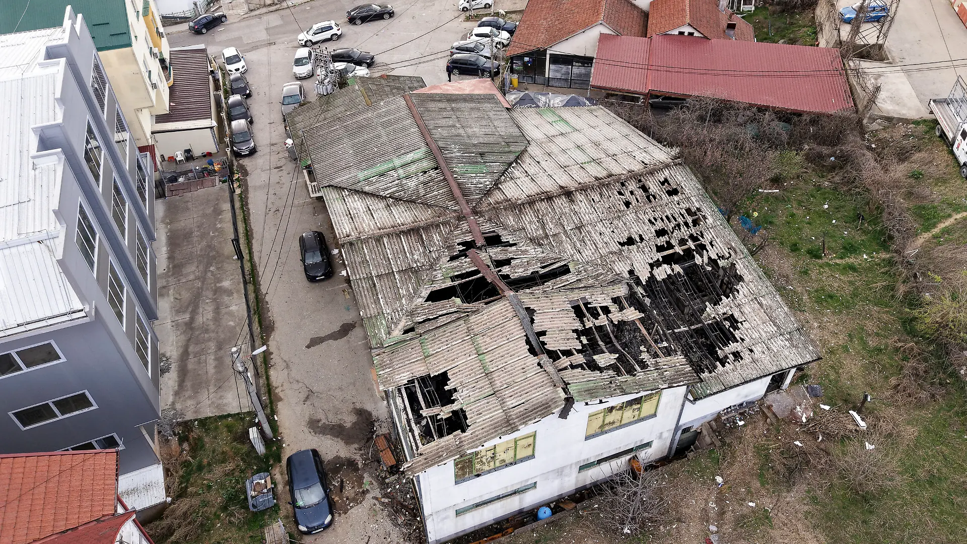 16.03.2025, Nordmazedonien, Kocani: Eine Luftaufnahme zeigt das Gelände eines Nachtclubs in der Stadt Kocani, nach einem massiven Brand in dem Nachtclub am frühen Sonntag. Foto: Armin Durgut/AP/dpa +++ dpa-Bildfunk +++
