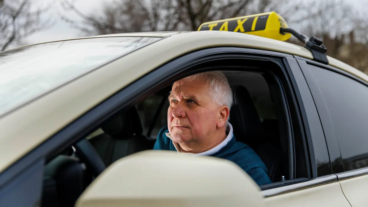PRODUKTION - 01.04.2022, Berlin: Leszek Nadolski, Taxifahrer und Vorsitzender der Berliner Taxi-Innung, sitzt in seinem Fahrzeug im Taxi-Zentrum. Foto: Carsten Koall/dpa +++ dpa-Bildfunk +++