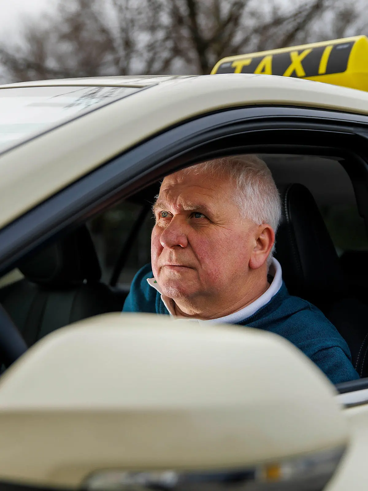 PRODUKTION - 01.04.2022, Berlin: Leszek Nadolski, Taxifahrer und Vorsitzender der Berliner Taxi-Innung, sitzt in seinem Fahrzeug im Taxi-Zentrum. Foto: Carsten Koall/dpa +++ dpa-Bildfunk +++