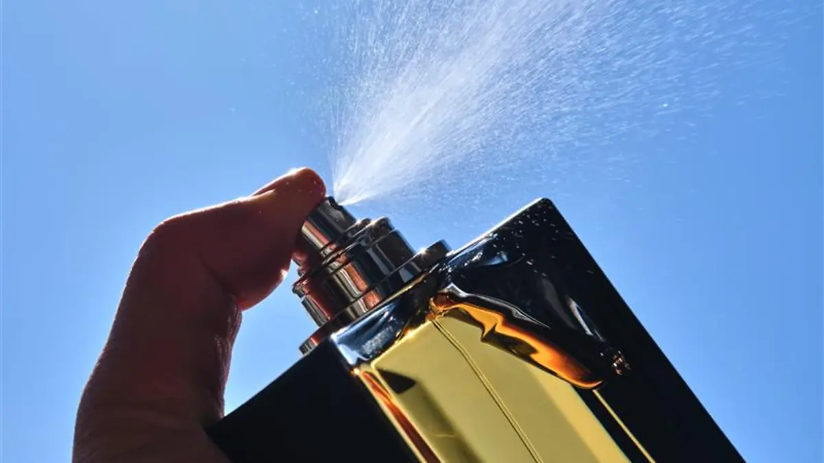 Parfum wird aufgegtragen.