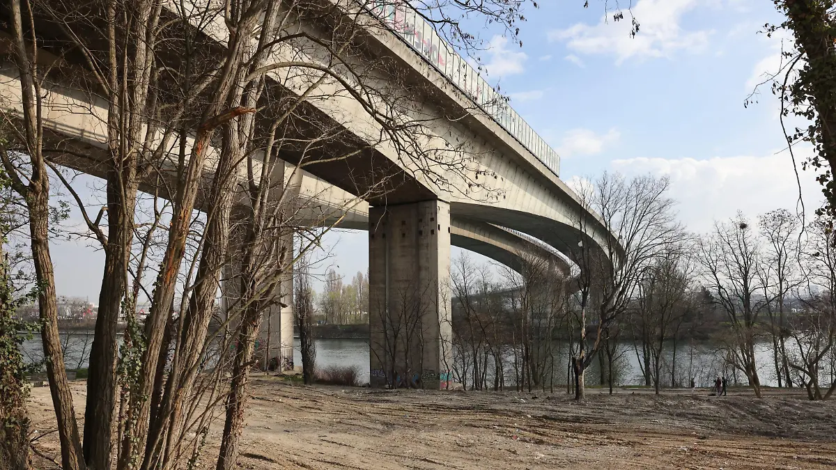 ©PHOTOPQR/LE PARISIEN/Arnaud Journois ; ARGENTEUIL ; 09/03/2021 ; LE CORPS D'ALISHA , 14 ANS , A ETE RETROUVE DANS LA SEINE , QUAI DE SAINT DENIS A ARGENTEUIL SOUS L'A15 / 2 suspects - un garçon et une fille en couple, âgés de 15 ans - ont été arrêtés. Le duo est soupçonné d’avoir harcelé la jeune femme, puis de l’avoir frappée et poussée dans la Seine, avant de s’enfuir. THE BODY OF ALISHA, 14 YEARS OLD, WAS FOUND IN THE SEINE, QUAY OF SAINT DENIS IN ARGENTEUIL UNDER A15 / 2 suspects - a boy and a girl in a couple, aged 15 - were arrested. The duo (couple, he had a relation with the victim) are suspected of harassing the young woman, then punching and pushing her into the Seine, before fleeing.