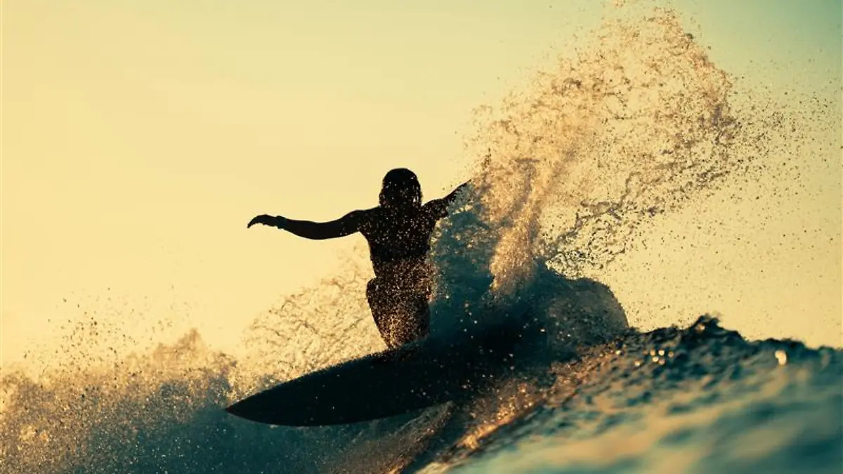 Surfer im Sonnenuntergang