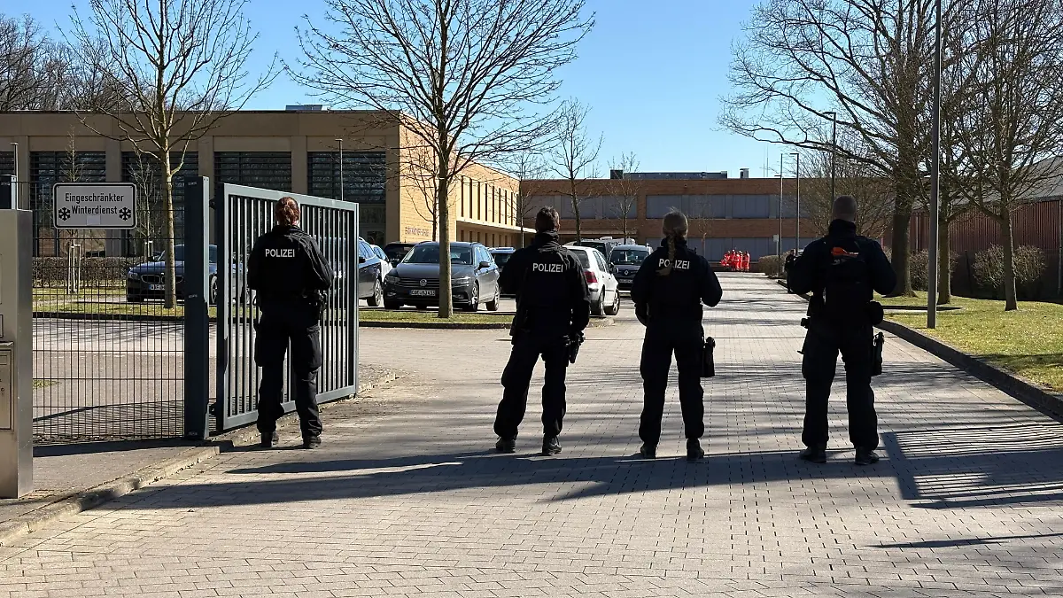 Die Polizei durchkämmte das Gebäude der Erich-Kästner-Gesamtschule in Oelde bei Gütersloh – und fand nichts.