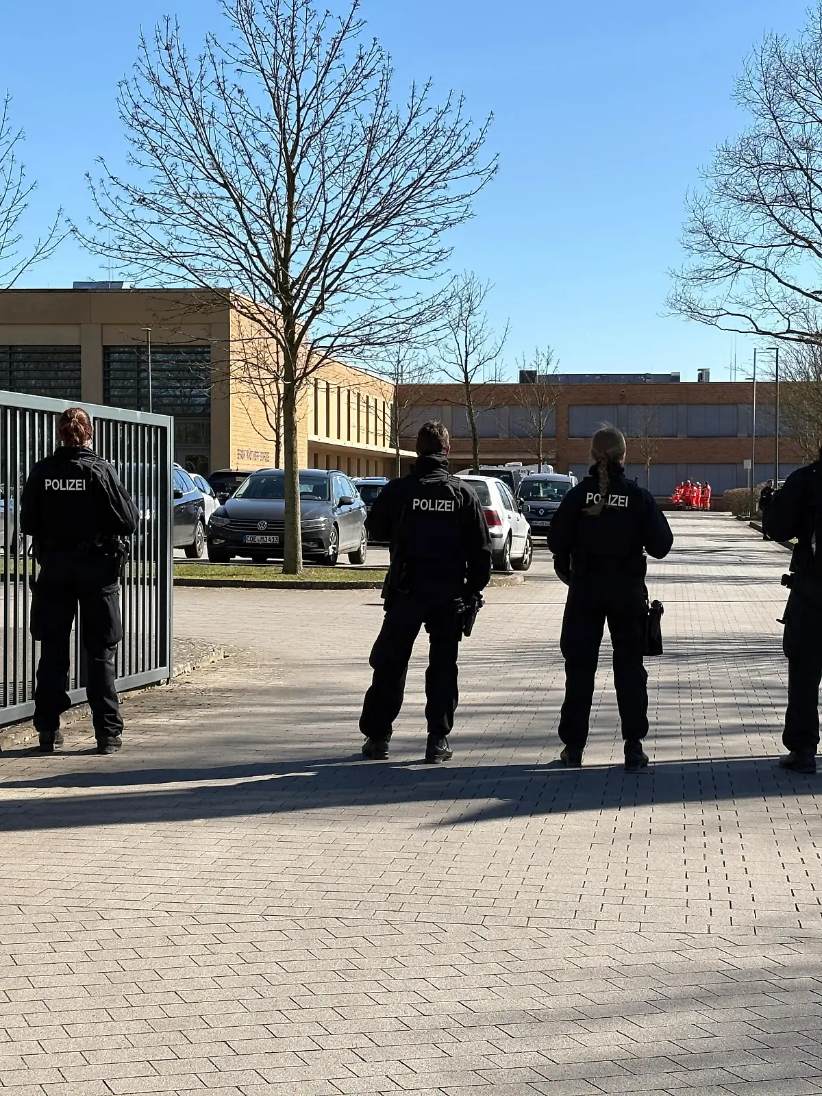 Die Polizei durchkämmte das Gebäude der Erich-Kästner-Gesamtschule in Oelde bei Gütersloh – und fand nichts.