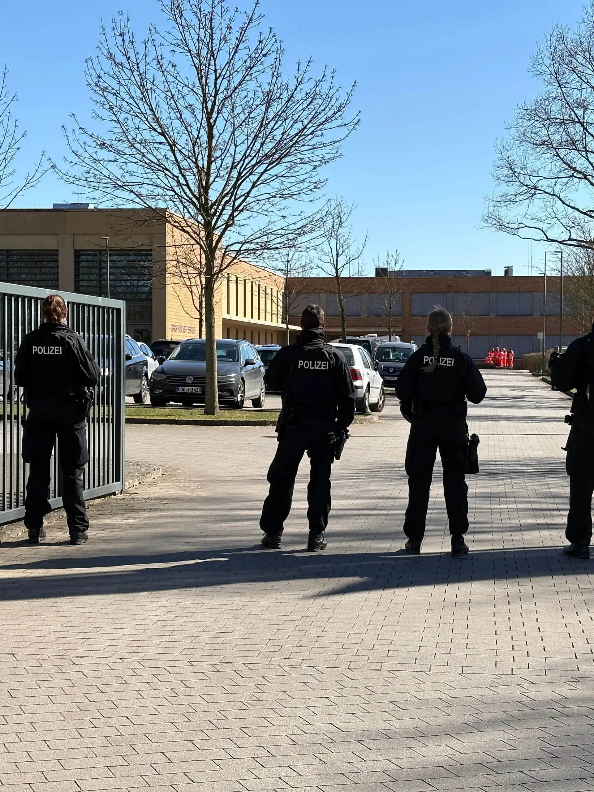 Die Polizei durchkämmte das Gebäude der Erich-Kästner-Gesamtschule in Oelde bei Gütersloh – und fand nichts.