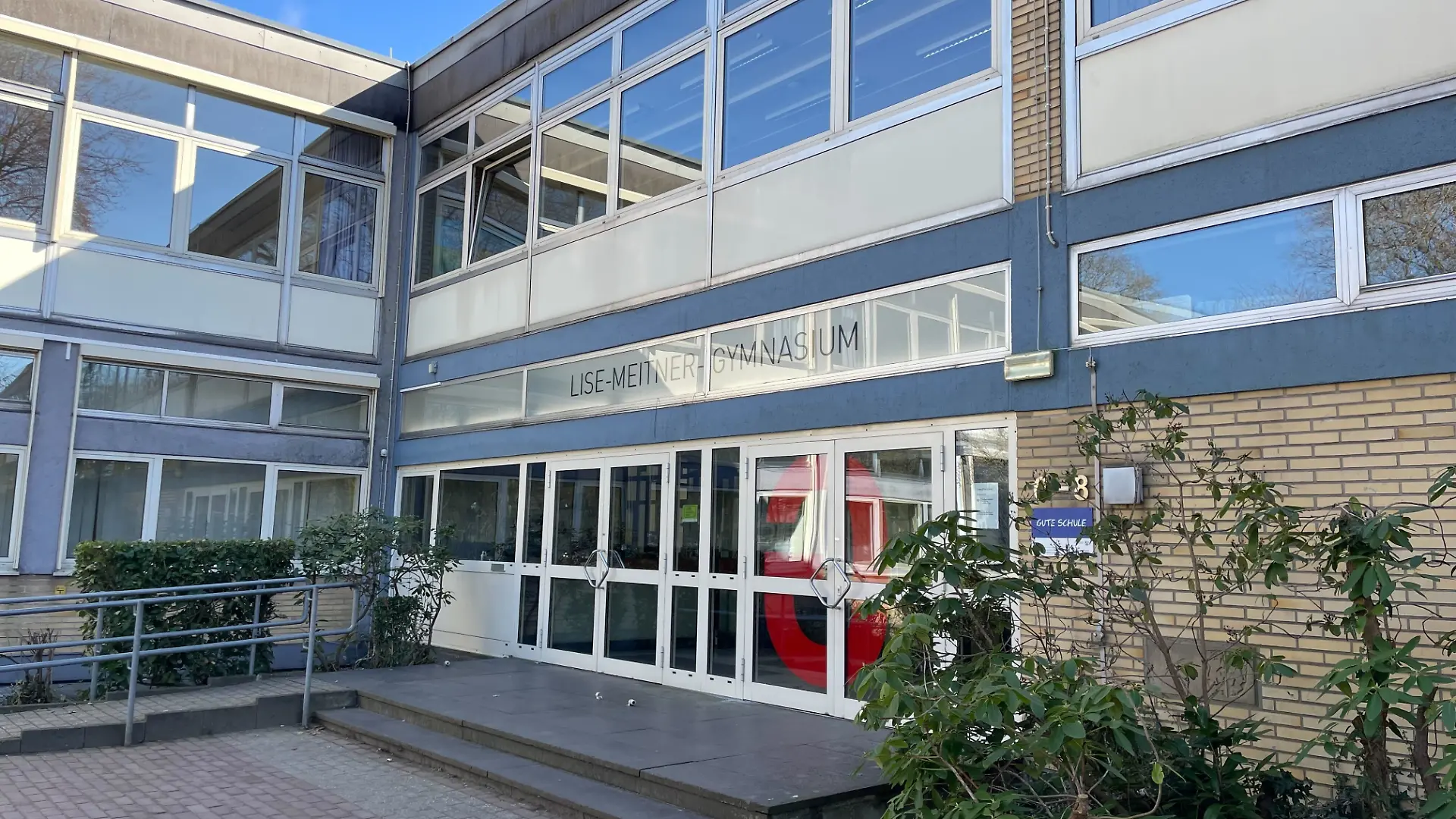 Jahrelang haben die Abiturienten des Lise Meitner Gymnasiums in Geldern für ihre Abschlussfeier gespart – doch jetzt ist das Geld weg! 
