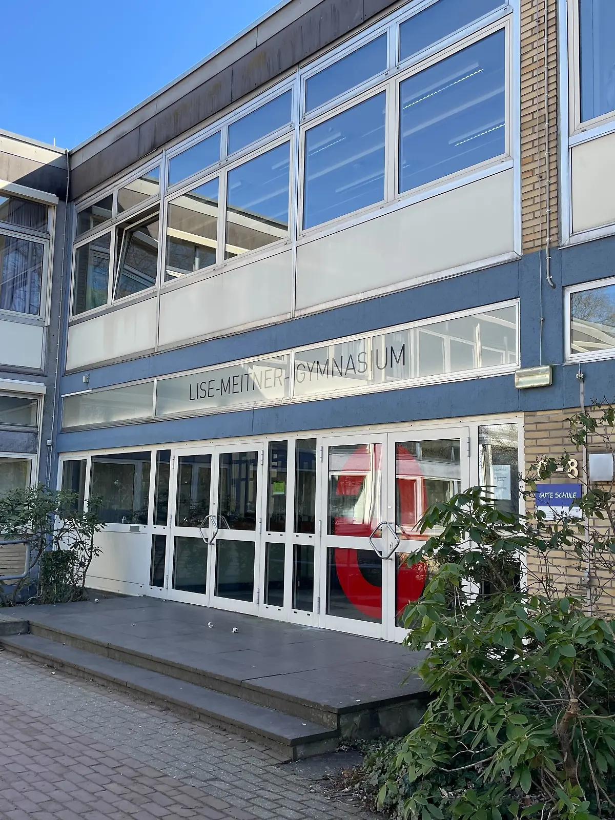 Jahrelang haben die Abiturienten des Lise Meitner Gymnasiums in Geldern für ihre Abschlussfeier gespart – doch jetzt ist das Geld weg! 