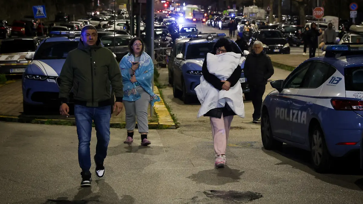 Mitten in der Nacht fliehen die Menschen nach dem Erdbeben in Campi Flegrei aus Angst auf die Straße. 
