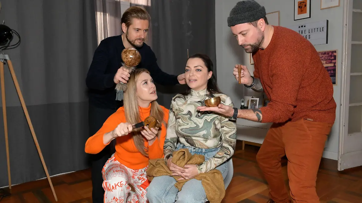 Philip (Jörn Schlönvoigt, l.), Jessica (Nina Ensmann, 2.v.l.) und John (Felix von Jascheroff) schaffen es, Emily (Anne Menden) aufzufangen.