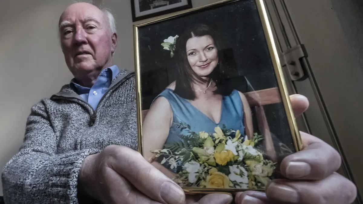 Peter Lawrence hält ein Foto seiner Tochter Claudia in der Hand. Der Vater der Köchin starb im Jahr 2018 ohne je zu erfahren, was mit seiner Tochter passiert ist.