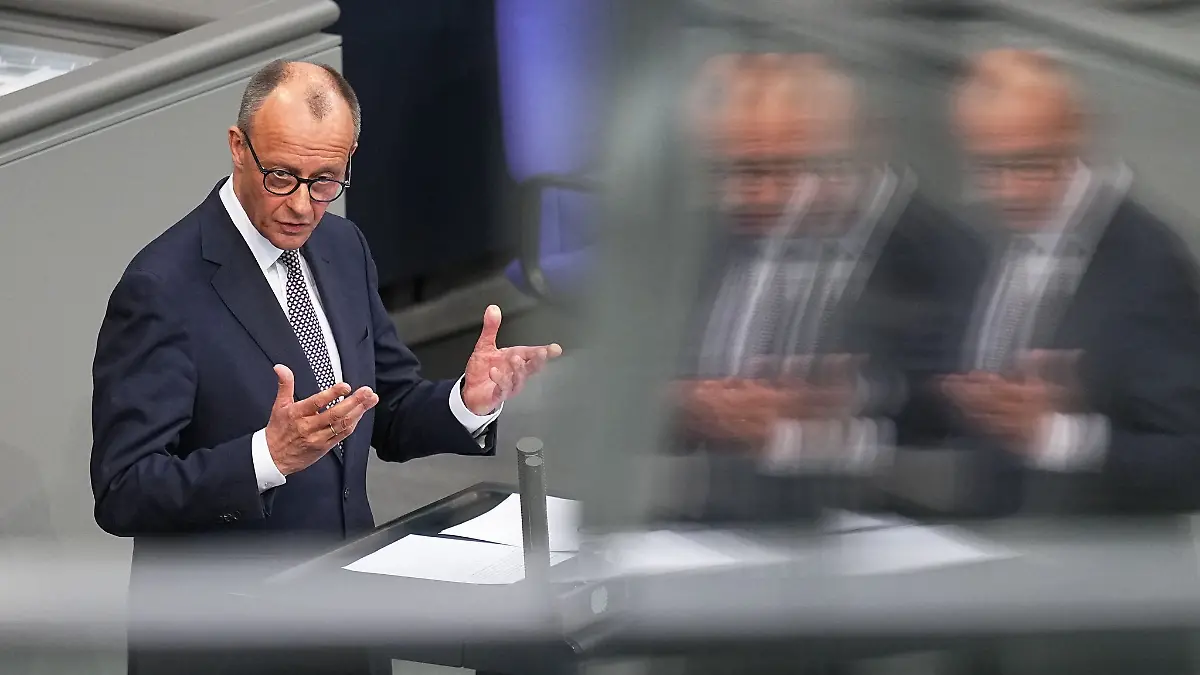 Ohne Reformen und Sparen geht es auch mit dem Milliarden-Paket nicht, meint Merz.