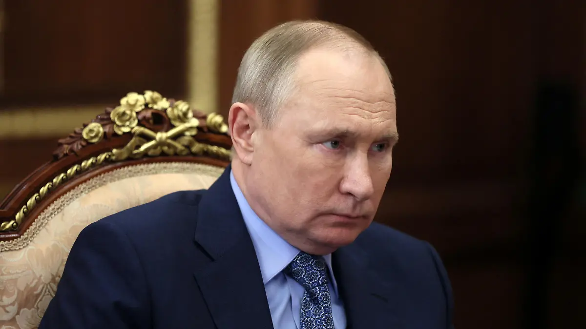 Russian President Vladimir Putin attends a meeting with the head of the Republic of Ingushetia Makhmud-Ali Kalimatov at the Kremlin in Moscow, Russia March 30, 2022. Sputnik/Mikhail Klimentyev/Kremlin via REUTERS ATTENTION EDITORS - THIS IMAGE WAS PROVIDED BY A THIRD PARTY.