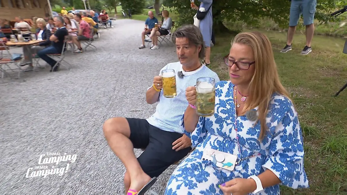 Birte und Martin erleben das bayerische Leben im Biergarten Tradition