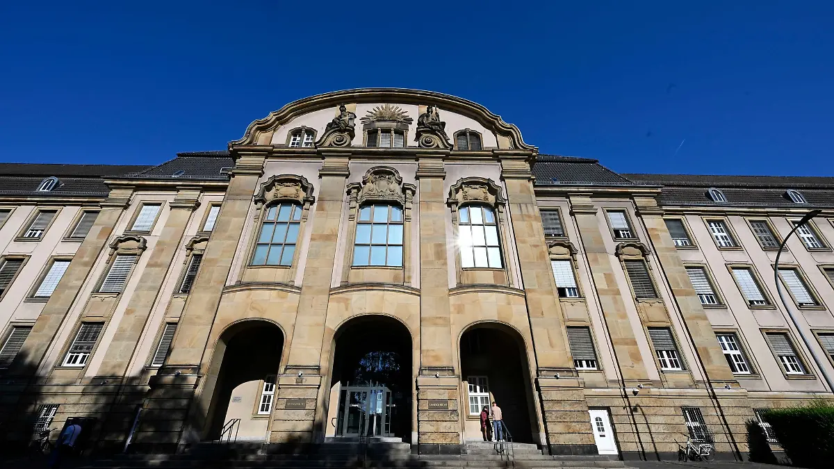 Das Landgericht Mönchengladbach hat einen einschlägig vorbestraften Mann unter anderem wegen besonders schwerer Vergewaltigung und gefährlicher Körperverletzung zu zwölf Jahren Haft verurteilt. (Symbolbild)
