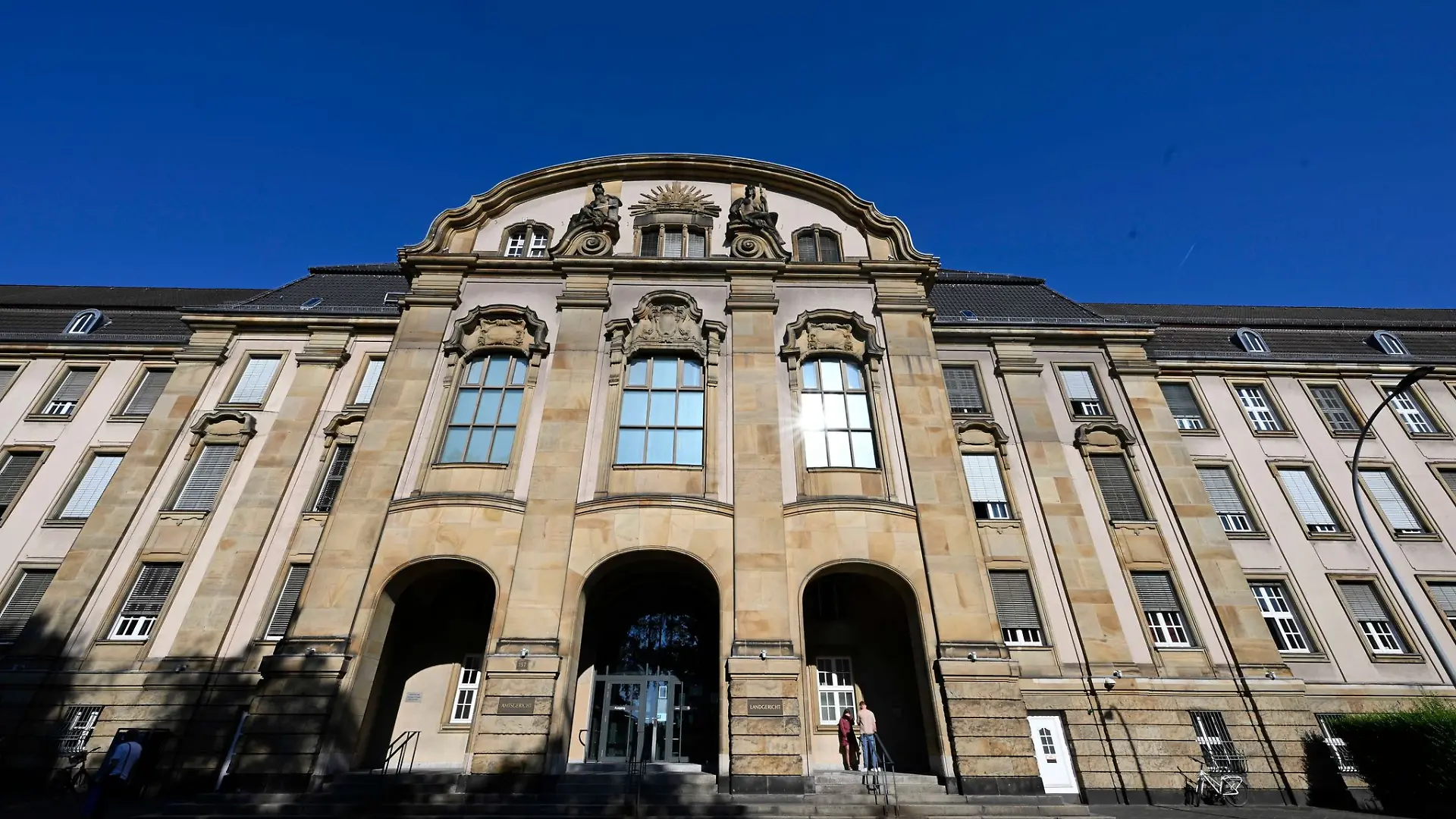 Das Landgericht Mönchengladbach hat einen einschlägig vorbestraften Mann unter anderem wegen besonders schwerer Vergewaltigung und gefährlicher Körperverletzung zu zwölf Jahren Haft verurteilt. (Symbolbild)