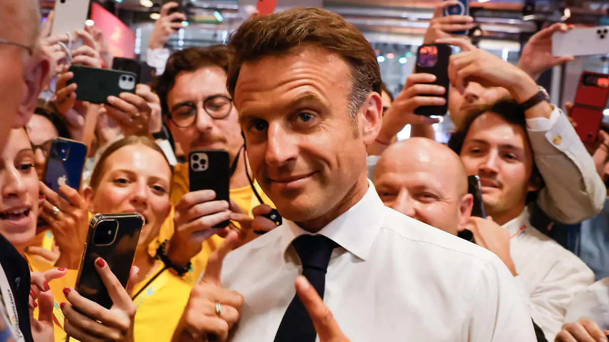 Le président Emmanuel Macron visite le salon VivaTech 2023 au parc des expositions à Paris le 14 juin 2023. © Romuald Meigneux / Pool / Bestimage Emmanuel Macron with La Poste Group Chairman Philippe Wahl and group employees. French President Emmanuel Macron at the Viva technology startups and innovation fair at the Porte de Versailles exhibition. Paris, FRANCE-14/06/2023//04MEIGNEUX_meigneuxA013/Credit:ROMUALD MEIGNEUX/SIPA/2306150608 / action press