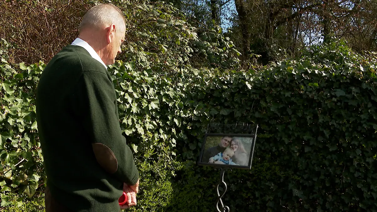 Klaus Radner an seiner Gedenkstätte im eigenen Garten