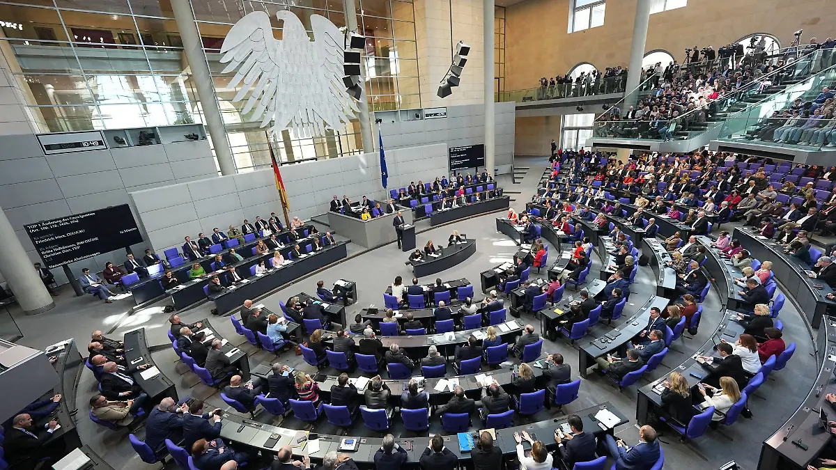 Aus den Fraktionen von Union, SPD und Grünen stimmten drei Abgeordnete mit Nein.