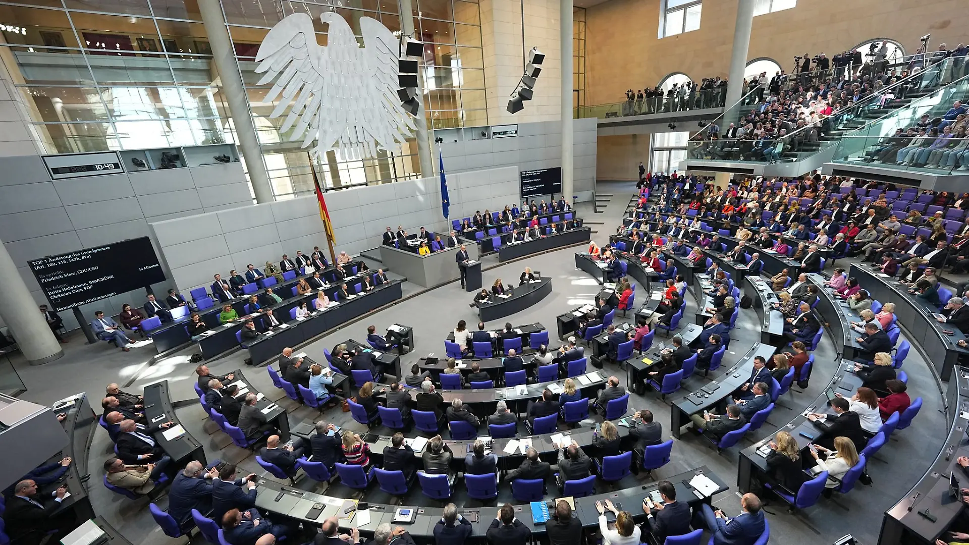 Aus den Fraktionen von Union, SPD und Grünen stimmten drei Abgeordnete mit Nein.