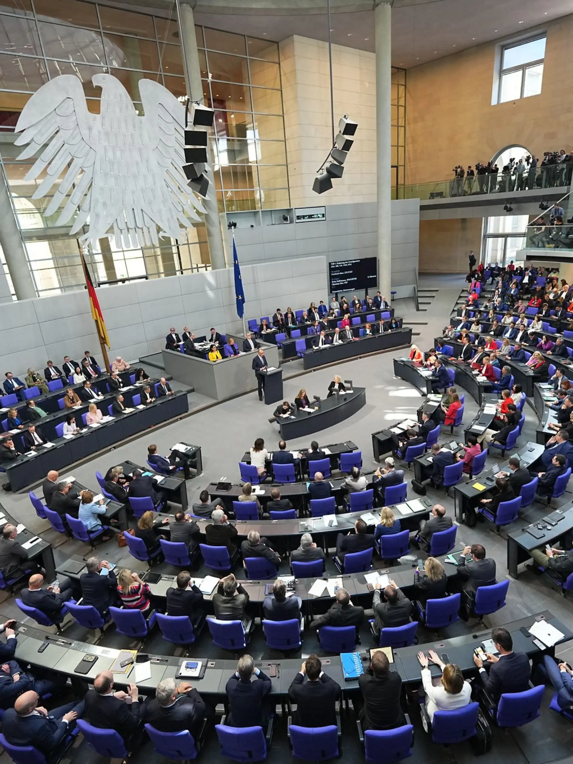 Aus den Fraktionen von Union, SPD und Grünen stimmten drei Abgeordnete mit Nein.