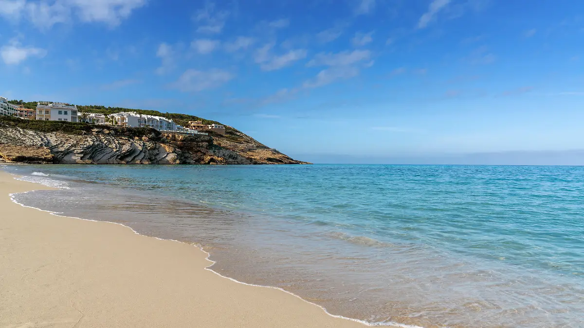Malerischer goldener Sandstrand und klares türkisfarbenes Wasser am Cala Mesquida Strand im Osten von Mallorca.