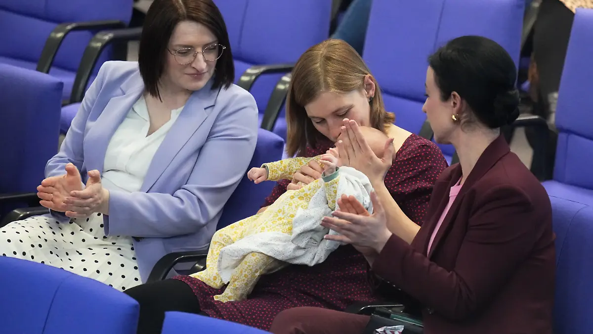Hanna Steinmüller bringt ihr Baby mit in den Bundestag.