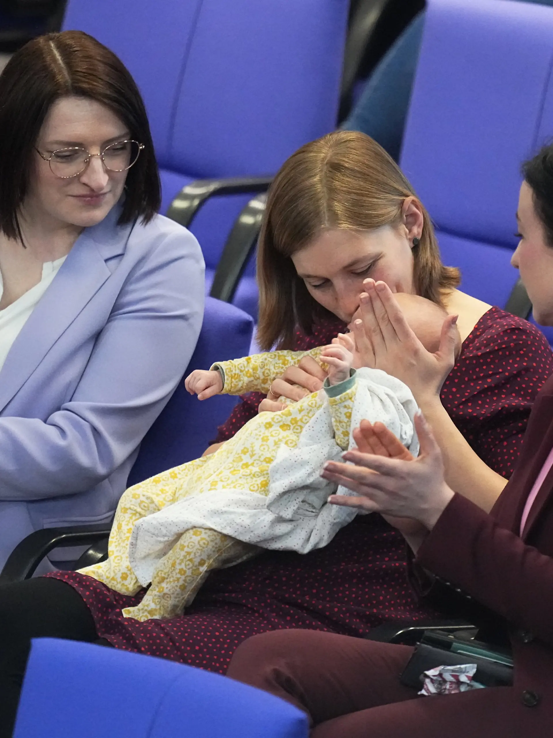 Hanna Steinmüller bringt ihr Baby mit in den Bundestag.