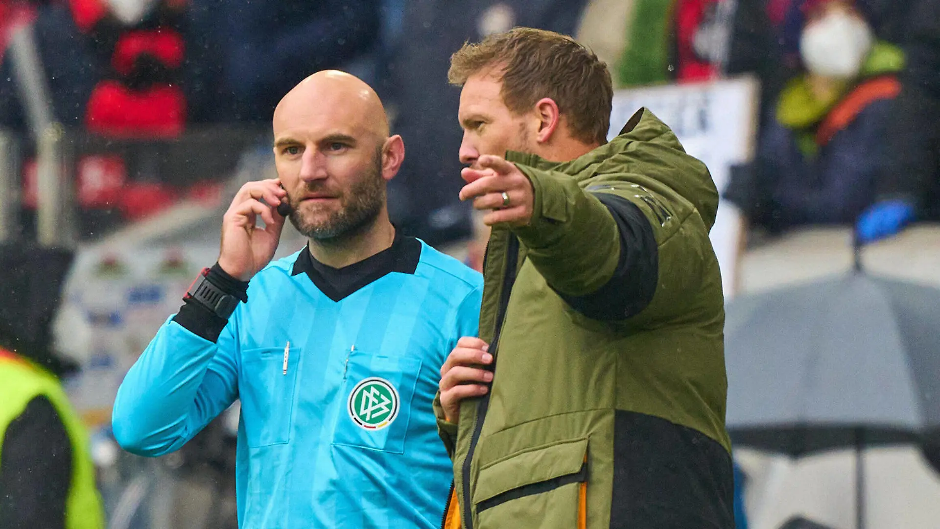 Trainer Julian Nagelsmann FCB, team manager, headcoach, coach, discuss with the linesman break about the substitution error, Kingsley Coman, FCB 11 in the match SC FREIBURG - FC BAYERN MÜNCHEN 1-4 1.German Football League on April 2, 2022 in Freiburg, Germany. Season 2021/2022, matchday 28, 1.Bundesliga, FCB, München, 28.Spieltag. FCB,
