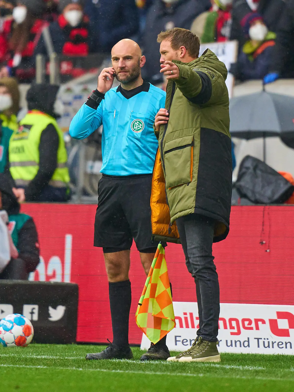  Trainer Julian Nagelsmann FCB, team manager, headcoach, coach, discuss with the linesman break about the substitution error, Kingsley Coman, FCB 11 in the match SC FREIBURG - FC BAYERN MÜNCHEN 1-4 1.German Football League on April 2, 2022 in Freiburg, Germany. Season 2021/2022, matchday 28, 1.Bundesliga, FCB, München, 28.Spieltag. FCB,