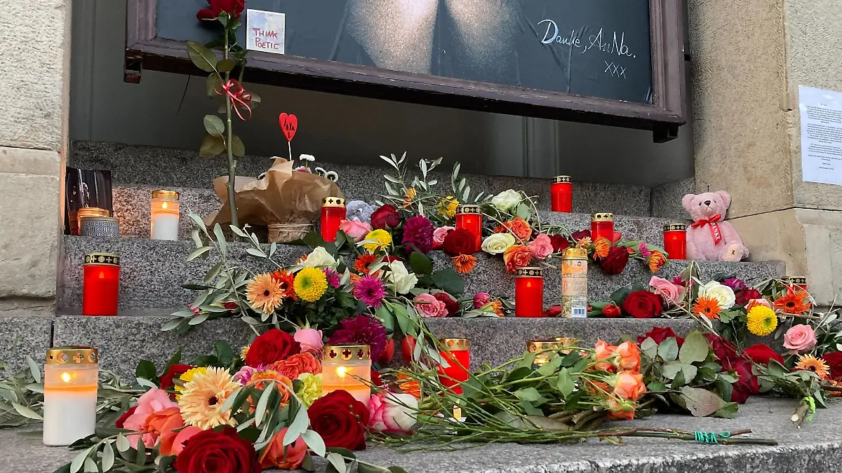 Am Theater des Westens können Fans Blumen in Erinnerung an Anna R. niederlegen.