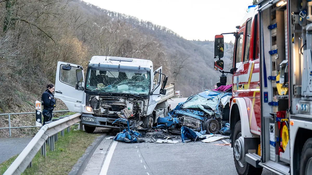 Rettungskräfte brachten den Fahrer des Lkw mit leichten Verletzungen ins Krankenhaus.